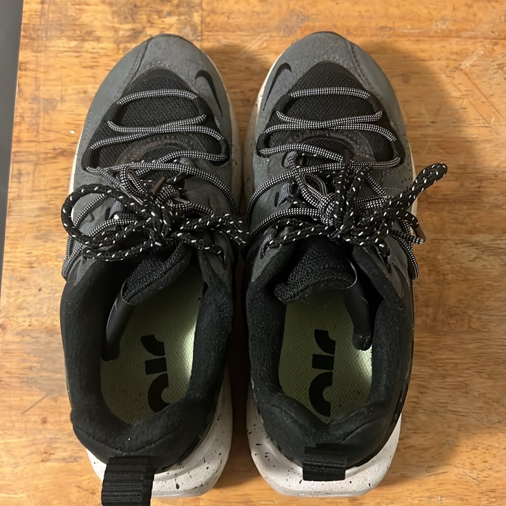 Nike Air Max Viva
Color: Black & Gray 
Size: 6
